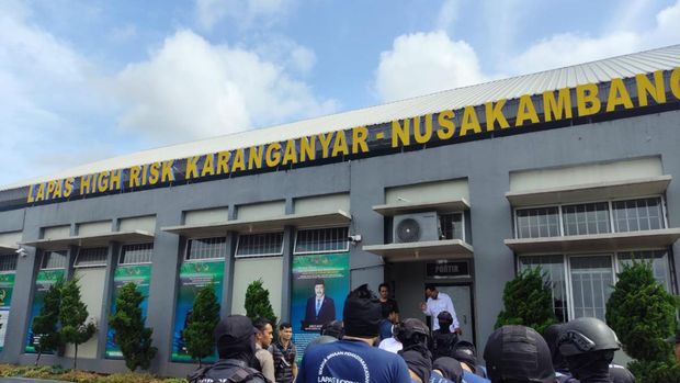 Foto-foto Penampakan Ammar Zoni Dipindah ke Nusakambangan