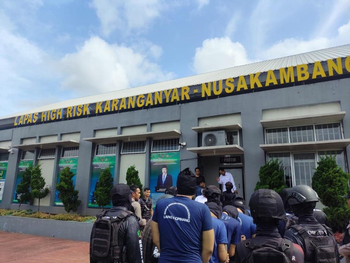 Foto-foto Penampakan Ammar Zoni Dipindah ke Nusakambangan