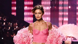 Nama asli Gigi Hadid adalah Jelena Noura Hadid. Ia dikenal dengan nama panggilan Helena namun Gigi adalah panggilan sayang di rumahnya. Foto: Variety via Getty Images/Gilbert Flores