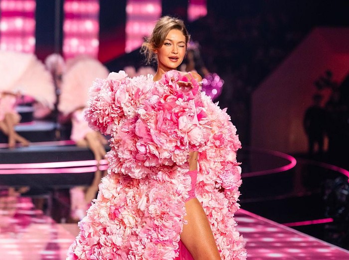 Gigi Hadid berjalan di panggung peragaan busana Victorias Secret 2025 di Steiner Studios pada 15 Oktober 2025 di New York City.