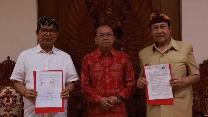 Gubernur Bali Wayan Koster membuat kesepakatan antara pemda dan GWK pinjam pakai di atas lahan yang ditembok, Denpasar, Rabu (14/10/2025).