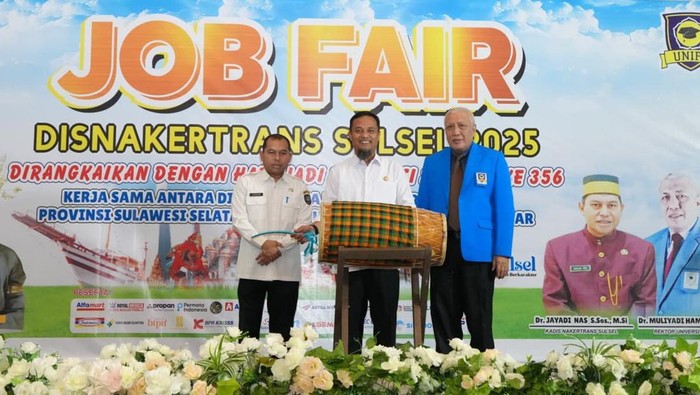 Gubernur Sulsel Andi Sudirman Sulaiman membuka kegiatan job fair di Unifa Makassar.