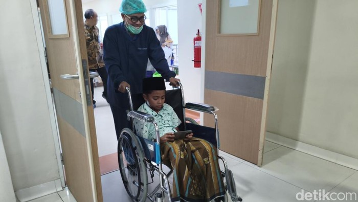 Haikal, korban Ponpes Al Khoziny dipulangkan dari RSUD Sidoarjo.