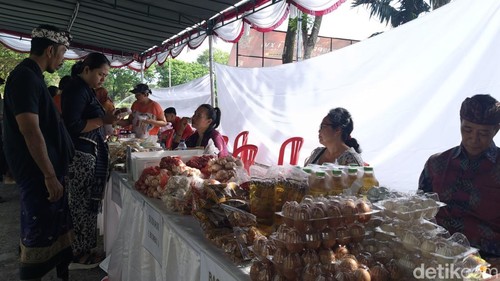 Kegiatan edukasi soal pengolahan pangan sehat dalam peringatan Hari Pangan Sedunia di Lapangan Lumintang, Denpasar, Bali pada Kamis (16/10/2025).