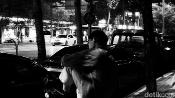 Suasana malam di Beijing tertangkap dramatis lewat tone High Contrast Black and White. Bayangan dan cahaya kota berpadu dalam nuansa street yang khas ala Ricoh GR. Foto: Khadijah Nur Azizah