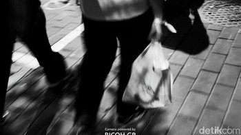 Langkah kaki dan bayangannya di trotoar malam. Monotone GR memperlihatkan bahwa cerita bisa muncul bahkan dari detail paling kecil. Foto: Khadijah Nur Azizah