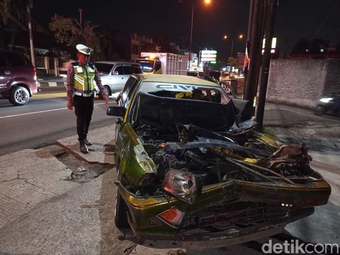 Ringsek! 3 Mobil Tabrakan Beruntun di Turunan Blondo Magelang