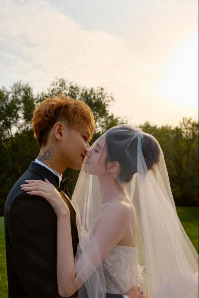 Huang Zitao diketahui telah menikah dengan Xu Yiyang pada Desember tahun lalu. Baru-baru ini pasangan tersebut mengungkap foto-foto prewedding merek yang bikin baper.Foto: Weibo