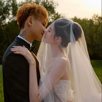 Huang Zitao diketahui telah menikah dengan Xu Yiyang pada Desember tahun lalu. Baru-baru ini pasangan tersebut mengungkap foto-foto prewedding merek yang bikin baper.Foto: Weibo