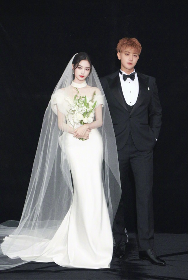 Adapun sesi foto lain yang tampak lebih formal. Kali ini, Xu Yiyang memakai gaun A-line yang elegan sedangkan suaminya memakai setelan jas hitam.Foto: Weibo