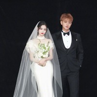 Adapun sesi foto lain yang tampak lebih formal. Kali ini, Xu Yiyang memakai gaun A-line yang elegan sedangkan suaminya memakai setelan jas hitam.Foto: Weibo