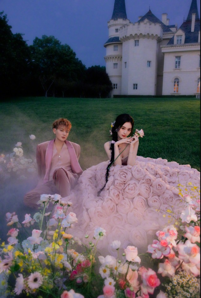 Dalam sesi foto berikutnya yang menampilkan keduanya kompak mengenakan baju warna pink. Di kelilingi bunga-bungan, keduanya terlihat seperti di negeri dongeng.Foto: Weibo