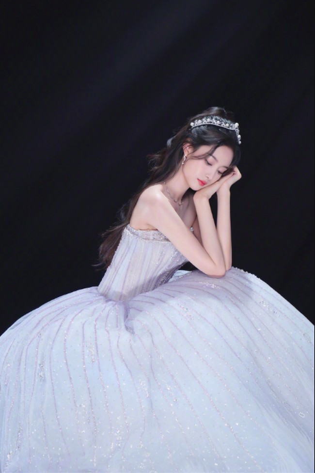 Huang Zitao yang dulu tergabung dengan EXO M memang sangat memanjakan pengantinnya. Begini penampilan lain Xu Yiyang dalam baju pengantin ballgown dan mahkota bak seorang ratu. Foto: Weibo