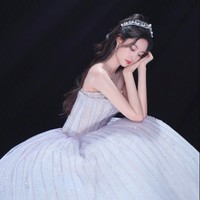 Huang Zitao yang dulu tergabung dengan EXO M memang sangat memanjakan pengantinnya. Begini penampilan lain Xu Yiyang dalam baju pengantin ballgown dan mahkota bak seorang ratu. Foto: Weibo