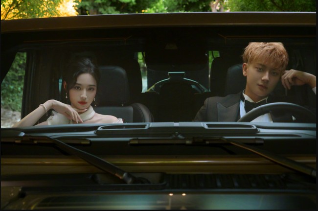 Mereka juga melakukan pemotretan di mobil yang membuat kesan romantis mereka jadi sinematik.Foto: Weibo