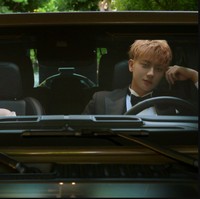 Mereka juga melakukan pemotretan di mobil yang membuat kesan romantis mereka jadi sinematik.Foto: Weibo