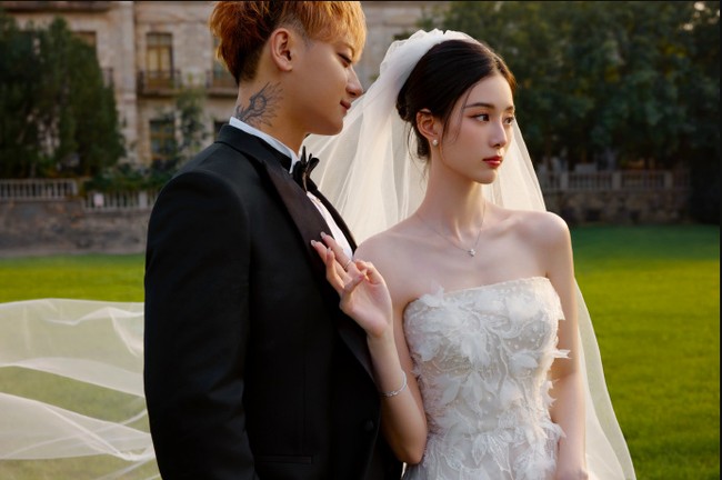 Xu Yiyang terlihat bak fairy tale ketika mengenakan gun pernikahan dengn aksen bulu-bulu.Foto: Weibo