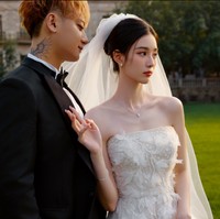 Xu Yiyang terlihat bak fairy tale ketika mengenakan gun pernikahan dengn aksen bulu-bulu.Foto: Weibo