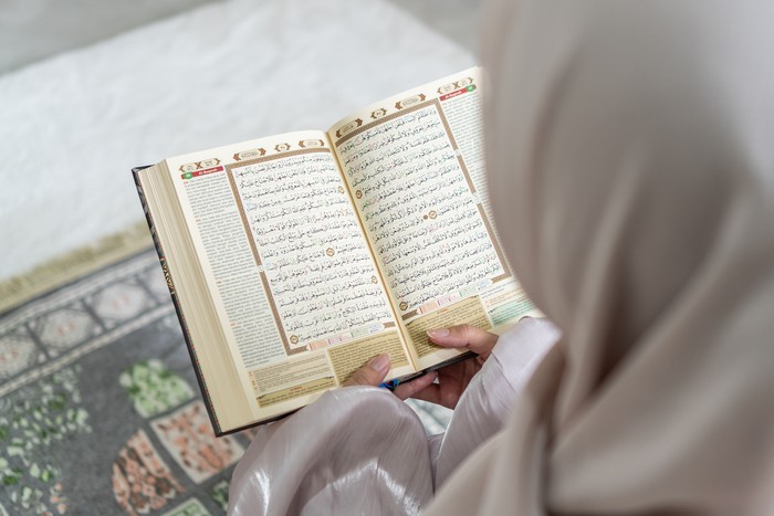 Ilustrasi baca al-quran Ilustrasi baca al-quran