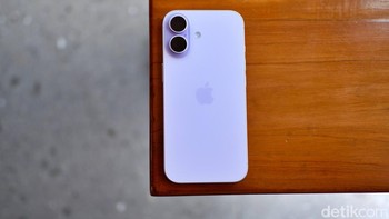 iPhone 17 disokong chip A19 revolusioner berbasis proses 3-nanometer generasi ketiga, menawarkan performa CPU 6-core hingga 1,5 kali lebih cepat dan GPU 5-core lebih dari dua kali lipat dibandingkan A15 Bionic, sehingga memungkinkan pengalaman gaming AAA tingkat tinggi serta fitur Apple Intelligence seperti Live Translation dan Image Playground berjalan mulus tanpa hambatan. Foto: Adi Fida Rahman/detikINET