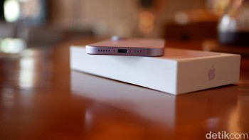 iPhone 17 menawarkan peningkatan signifikan pada daya tahan baterai berkat chip A19 yang efisien. HP ini dijanjikaj mampu bertahan hingga 30 jam pemutaran video lokal dan 27 jam streaming—peningkatan sekitar 6-8 jam Foto: Adi Fida Rahman/detikINET