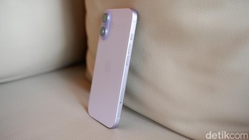 Terdapat tombol volume dan Action button di sisi kiri yang dapat dikustomisasi untuk fungsi cepat seperti membuka kamera atau mengaktifkan Siri, Foto: Adi Fida Rahman/detikINET