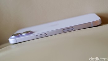 Sementara di bagian kanan terdapat Camera Control baru memungkinkan akses instan ke pengaturan foto dan video tanpa ribet. Foto: Adi Fida Rahman/detikINET