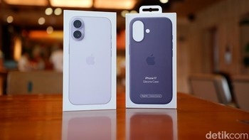Apple melengkapi iPhone 17 dengan berbagai aksesor, salah satunya silicone case. Foto: Adi Fida Rahman/detikINET