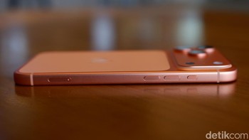 iPhone 17 Pro Max memiliki ukuran 163 x 77,6 x 8,7 mm dan berat sekitar 235 gram, menjadikannya sedikit lebih chunky dibandingkan pendahulunya iPhone 16 Pro Max berkat bodi aluminium unibody yang ringan namun efisien dalam dissipasi panas, serta baterai lebih jumbo. Desain ini tidak hanya memaksimalkan ruang untuk kamera tetraprism 48 MP dengan zoom optik hingga 8x, tapi juga menjanjikan daya tahan baterai terlama di keluarga iPhone. Foto: Adi Fida Rahman/detikINET