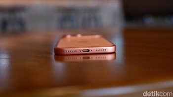 iPhone 17 Pro Max diklaim punya ketahanan baterai terbaik, kamu bisa menggunakannya untuk menonton video hingga 37 jam tanpa perlu charge. Siap untuk diapakai kerja lembur atau gaming dalam waktu panjangFoto: Adi Fida Rahman/detikINET