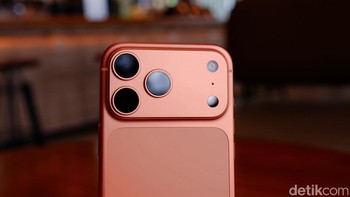 Kamera iPhone 17 Pro Max hadir dengan sistem triple-lens 48MP penuh yang mencakup lensa utama Fusion 48MP berukuran sensor 1/1.3 inci untuk detail tajam di segala kondisi cahaya, ultrawide 48MP untuk panorama luas tanpa kompromi, serta telephoto tetraprism 48MP baru yang mendukung zoom optik hingga 8x (dari 5x sebelumnya) dengan kemampuan variabel aperture untuk fleksibilitas lebih tinggi dalam portrait dan subjek jarak jauh. Dilengkapi kamera depan 18 MP yang ditingkatkan untuk selfie berkualitas studio serta rekaman video 8K. Komposisi ini menjadikannya senjata ampuh bagi kreator bikin konten Foto: Adi Fida Rahman/detikINET