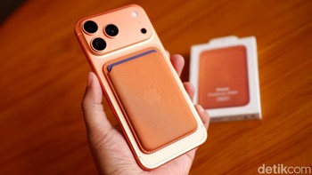 Dompet FineWoven dari material tenun ramah lingkungan, kapasitas 3 kartu. Warnanya oranye menyatu pas dengan Comic Orange. Foto: Adi Fida Rahman/detikINET