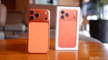 Kotak putih minimalis dihiasi penampilan bagian belakang iPhone 17 Pro Max Cosmic Orange membuat rasa penasaran tampilan sesungguhnya. Foto: Adi Fida Rahman/detikINET