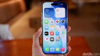 iPhone Air menawarkan layar Super Retina XDR 6,1 inci dengan refresh rate 120 Hz, dipadukan kamera utama 48 MP yang menghasilkan foto tajam bahkan di kondisi low-light, membuktikan bahwa ketipisan tak menghalangi kualitas imaging kelas atas. Foto: Adi Fida Rahman