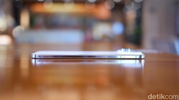 Dengan bobot hanya 145 gram, iPhone Air menjadi salah satu iPhone teringan yang pernah ada, memberikan kenyamanan maksimal saat digenggam atau disimpan di saku, Foto: Adi Fida Rahman