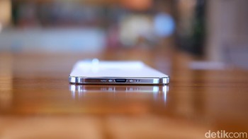 Dengan baterai yang dioptimalkan hingga 40 jam pemutaran video saat dipasang MagSafe Battery, iPhone Air memastikan daya tahan seharian meski desain tipisnya, berkat arsitektur internal yang inovatif untuk efisiensi energi maksimal.  Foto: Adi Fida Rahman