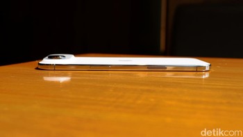 iPhone Air hadir sebagai iPhone paling tipis sepanjang masa dengan ketebalan hanya 5,6 mm, menjadikannya seperti selembar kaca tipis yang elegan dan ringan, dirancang untuk merevolusi pengalaman penggunaan smartphone sehari-hari tanpa mengorbankan performa. Foto: Adi Fida Rahman