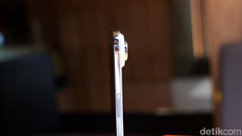 iPhone Air dibalut frame titanium berkualitas tinggi yang kuat namun ringan, memberikan ketahanan terhadap goresan dan benturan sehari-hari, sekaligus menjaga estetika premium yang mencerminkan inovasi Apple dalam rekayasa material. Foto: Adi Fida Rahman