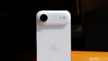 Plateau kamera iPhone Air, tonjolan belakang yang elegan, merangkum kamera utama 48 MP Fusion, kamera depan 18 MP TrueDepth, sistem Face ID, speaker, dan chip Apple silicon dalam satu modul kompak, memungkinkan desain tipis 5,6 mm tanpa mengorbankan fungsionalita Foto: Adi Fida Rahman