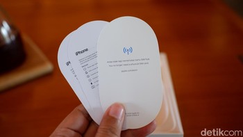 Dalam paket penjualan, Apple memberikan informasi kalau iPhone Air tidak memiliki slot SIM card fisik. Sebab HP ini hanya menggunakan eSIM. Foto: Adi Fida Rahman