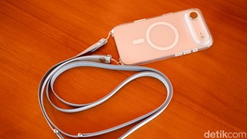 Crossbody Strap iPhone Air, terbuat dari 100% recycled PET yarns, dilengkapi magnet fleksibel dan slider stainless steel untuk penyesuaian panjang 108-208 cm, memungkinkan pengguna membawa ponsel melintasi tubuh dengan aman dan stylish. Foto: Adi Fida Rahman/detikINET