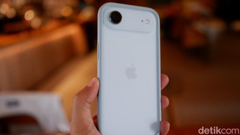 iPhone Air Bumper dibuat dari polikarbonat reinforced dengan sisi berlapis TPU untuk grip lebih baik, melindungi tepi dan tombol tanpa menutupi punggung, ideal bagi yang ingin jaga ketipisan sambil tambah keamanan. Foto: Adi Fida Rahman/detikINET