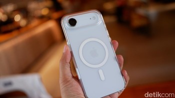 iPhone Air Case dengan MagSafe hadir dalam desain transparan ultra-tipis kurang dari 1 mm, terbuat dari polikarbonat reinforced dengan interior frosted, melindungi dari goresan dan jatuh tanpa menambah ketebalan berlebih pada perangkat slim ini. Foto: Adi Fida Rahman/detikINET