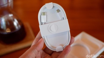 Apple memberikan kabel data USB-C berbahan anyaman nilon yamh membuah kokoh dan tahan lama. Foto: Adi Fida Rahman/detikINET