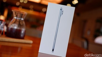 iPhone Air akhirnya resmi hadir di Indonesia. HP ini digadang sebagai iPhone tertipis dan teringan yang pernah dibuat Apple. Foto: Adi Fida Rahman/detikINET