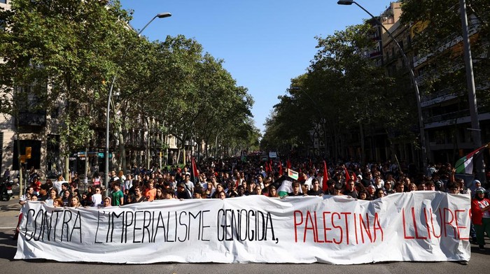 Demonstrators clash with a riot police during a general strike called by Spanish unions in solidarity with Palestinians in Gaza, in Barcelona, Spain, October 15, 2025. REUTERS/Albert Gea