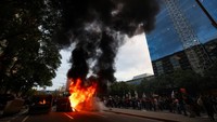 Barikade terbakar di tengah jalan saat aksi mogok umum di Barcelona, Spanyol, Rabu (15/10/2025). Api dan asap mewarnai protes solidaritas untuk Palestina tersebut. REUTERS/Albert Gea  