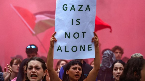 Jalanan Barcelona Memanas Saat Demo Buruh Pro-Palestina