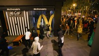 Demonstran merusak pintu sebuah bangunan di Barcelona, Spanyol, Rabu (15/10/2025). Insiden itu terjadi di tengah aksi mogok umum yang diwarnai ketegangan. REUTERS/Albert Gea  