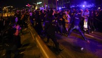 Demonstran terlibat bentrokan dengan polisi antihuru-hara dalam aksi mogok umum di Barcelona, Spanyol, Rabu (15/10/2025). Kericuhan menandai eskalasi protes yang digelar serikat buruh pro-Palestina. REUTERS/Albert Gea  